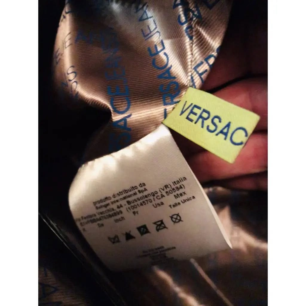 Versace جلد روغان حجم كبير كود


**إذا كنت صاحب هذا الإعلان وتريد حذفه لأي سبب، رجاءا أرسل رسالة إلى الدعم الفني**