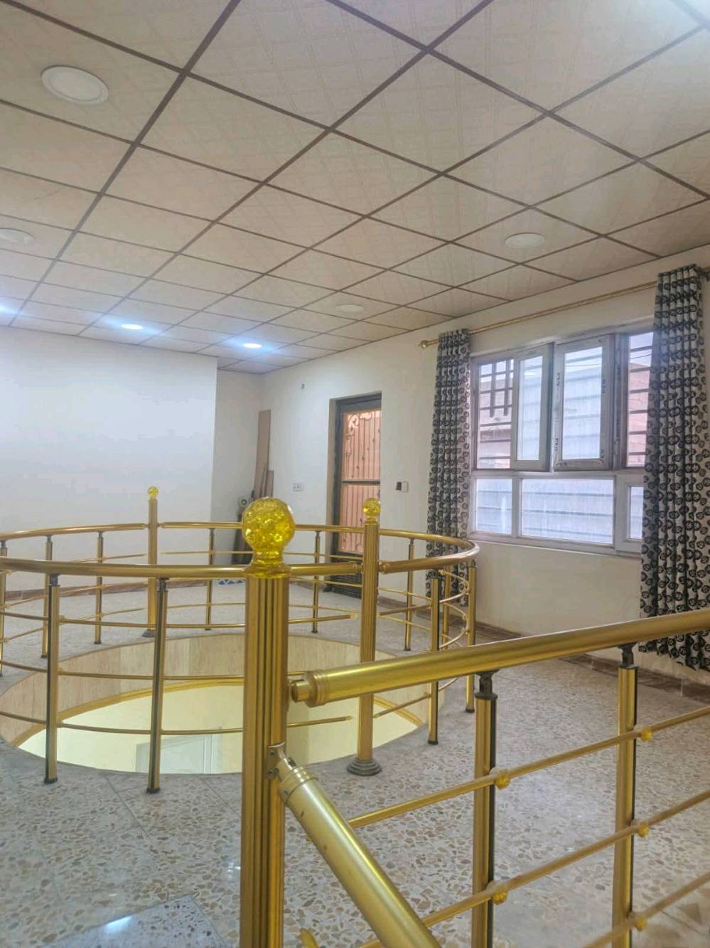 سلام عليكم 
دار للبيع
مساحة 200م
10×20
طابقين 4 غرف نوم صحيات 2 شقوف ثانوية طابقين 
ابواب قاصة 
الارضيات كاشي كل البيت 
المجاري منهول سبتتنك
الاناره بوري دفن قابله للتبديل 
الشبابيك بلاستك وكتائب حديد 
كراج وحديقة 
ممرات خارجية خلف البيت 
السطح شتايكر 