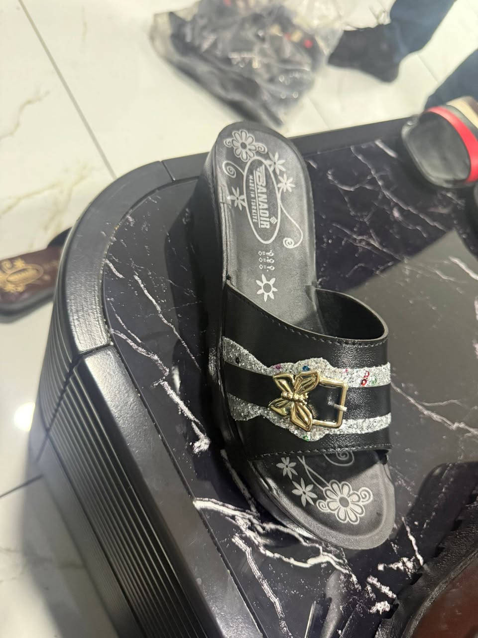 📦 شحّاطات نسائي & رجالي – جملة
🔹 الدرزن يجي مشكّل
🔹 سعر الدرزن: 16,250 دينار عراقي
🔹 أقل طلب: 6 درزن = 97,500 دينار
✔️ موديلات راقية
✔️ ألوان ومقاسات متنوعة
✔️ جودة ممتازة
📞 للتواصل: خاص او واتساب ***********
🚚 توصيل لجميع المحافظات
