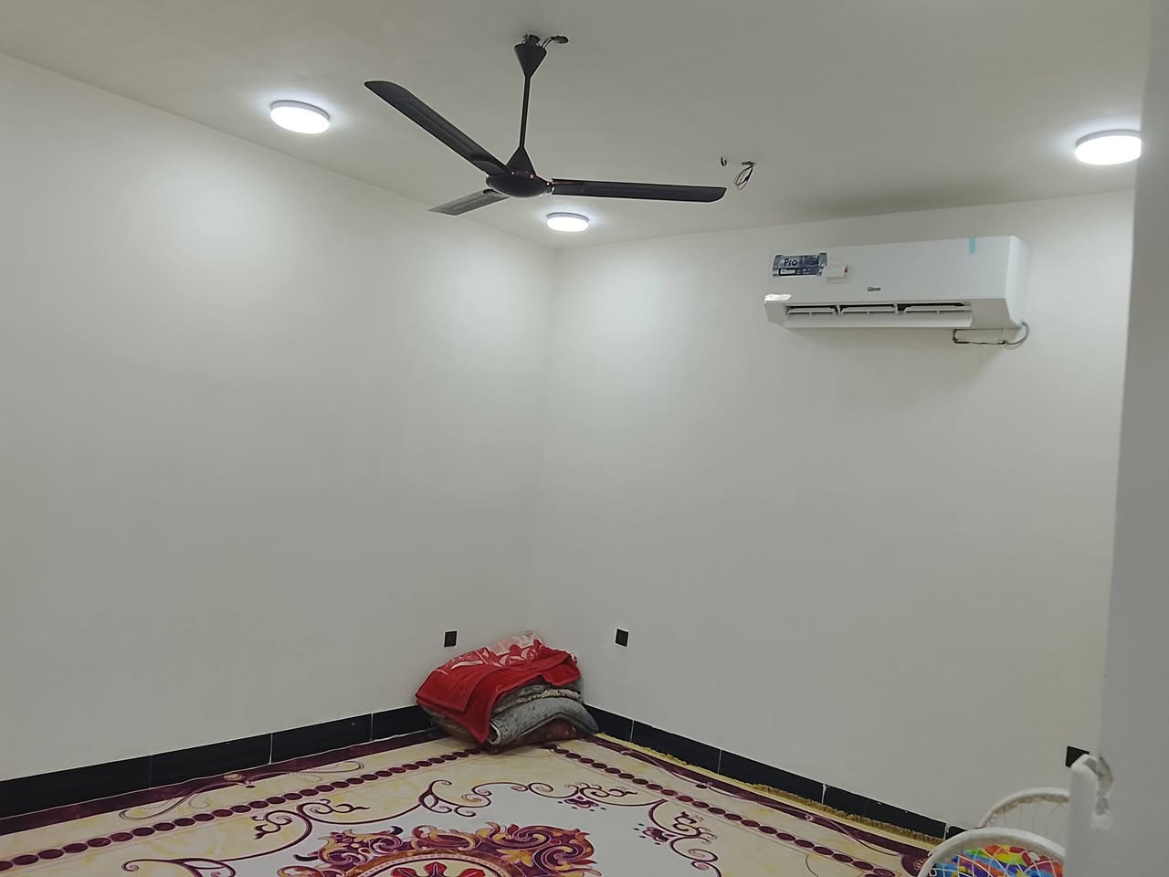 بيت للبيع 200م بغداد الحسينية بداية مسقط قريب ع شارع
مطلوب قرض اسكان 20مليون سعر البيت 90 
يرهم مقدمة وكل شهر 500 
رقم صاحب الدار *********** واتساب
