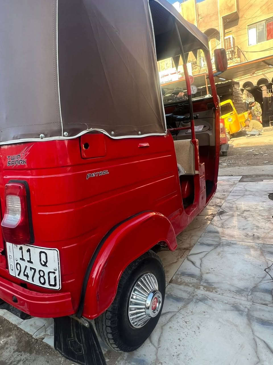 السلام عليكم. تكتك باجاج للبيع مخدومه بالكامله ومصبوغه عام جماليه موديل 2017 محسوبه على ال 18 كلجات كير محرك مكفول لا تبخير ولا تنقيص التكتك جاهزه ربع دينار مينصرف عليها كبات دوشمه مسجل نيكلات دركه اريلات بالعافيه على المشتري السعر 4800 مكاني البياع الشرطه الخامسه  غير متواجد على النت الشراي يتصل على الخط ويدلل ***********
