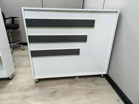 يتوفر فاترينات عدد ٢ مع زاوية وميز رسبشن 
الفاترينات 
الارتفاع مترين ونص 
العرض متر 
العمق ٢٠ سنتمتر
الزاوية ٦٠× ٦٠ سنتمتر 
الميز 
الارتفاع متر و ٢٠ 
والعرض متر و٢٠ 
اللون أبيض 
نظيفات كلش 
المكان بغداد 
للاستفسار 
***********
