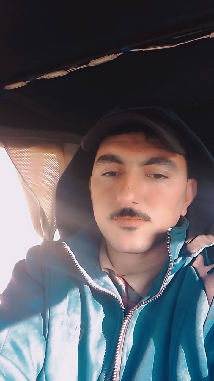 اكبيس.. عيال مجنونه في هاذا صباح 

عبدالله ابوعلي 

***********

اي شخص يحتاج تكتك اني خادم
