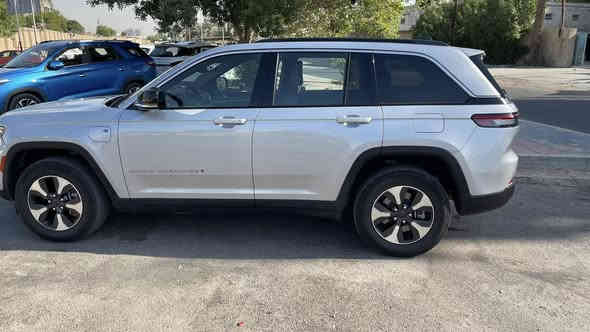 السلام عليكم 

للبيع — Jeep grand cherokee 4xe 2024

📌 الموديل: 2024
📌 الفئة: 4xe — هايبرد (بنزين + كهرباء)
📌 الممشى: 24,000 فقط
📌 الدفع: رباعي 4×4
📌 الحالة: نظيفة جداً — جاهزة للاستخدام

 السياره بدون صبغ فقط جاملغ مرجع بارد

⭐ مميزات السيارة:

 • نظام هايبرد اقتصادي
 • عزم قوي وأداء ثابت
 • مريحة للمدينة وممتازة للطرق الخارجية
 • محافَظة وماشية قليل

💰 السعر المطلوب: 350 ورقة
📍 الموقع: بغداد — الكاظميه
📞 للتواصل: ***********
