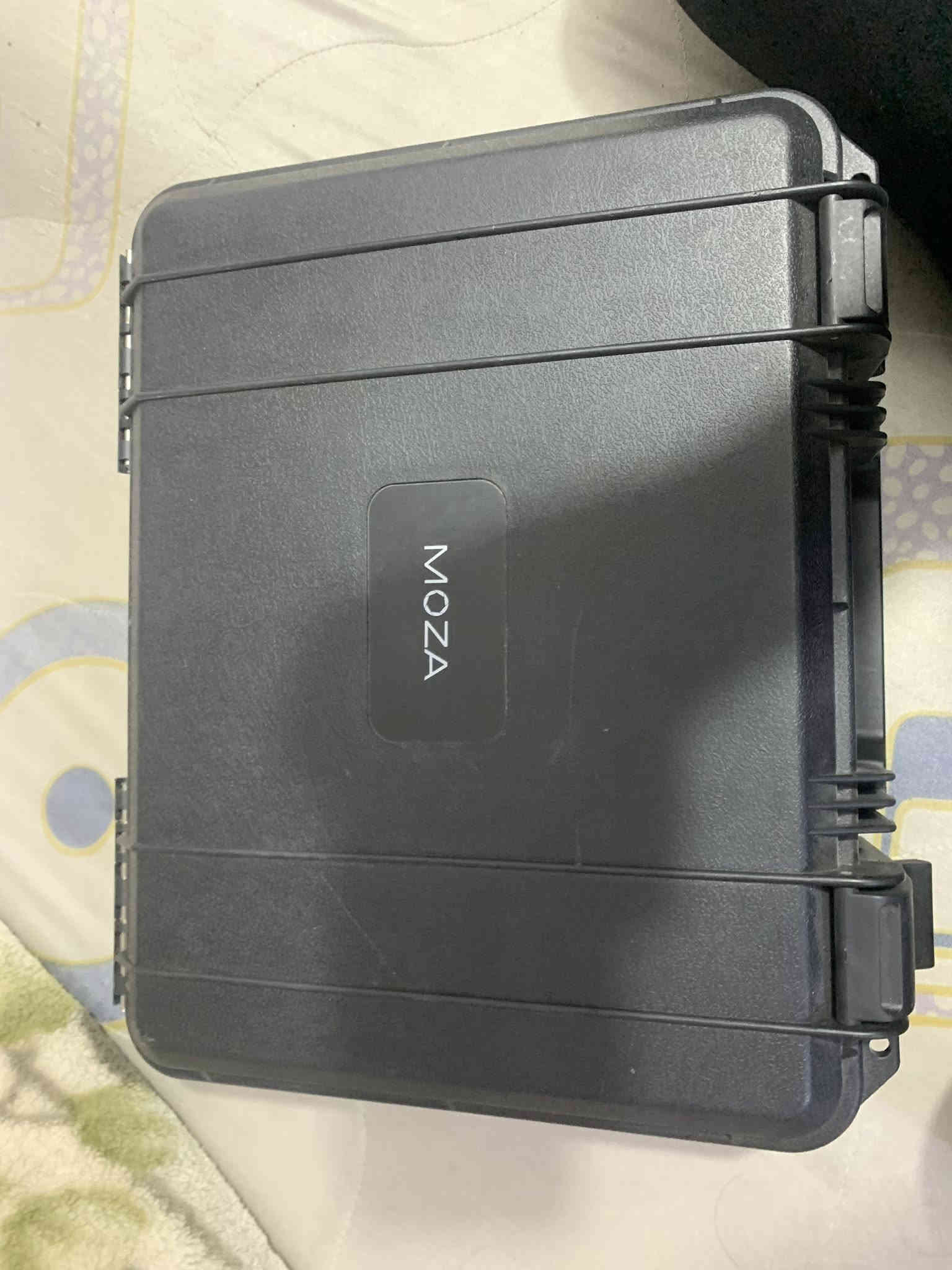 سلام عليكم البيع 
1-كامره نيكون 7200 وعدسه 70-105 رايده ب550الف كامل ملحقاته
2-رولن  يحمل وزن 3كيلوات رايده 175الف  
3-حاسبه نضيفه جدن كما موضح بلصور والفيديو ب90الف  العنوان واسط كوت ..التصال *********** الستفسار اكثر راسلني
