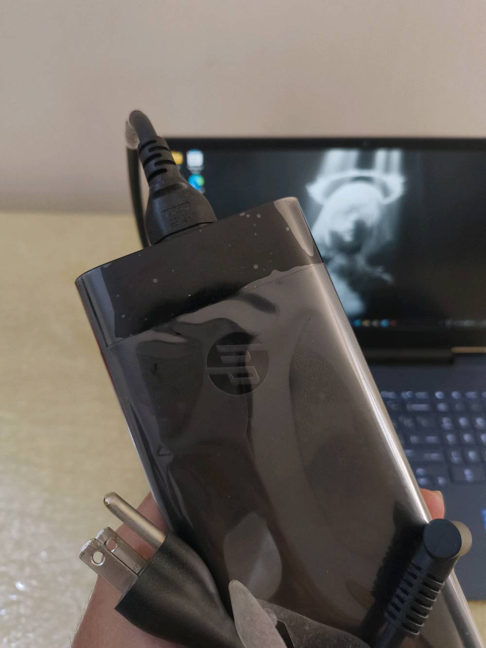 لابتوب اتش بی HP Victus F15-FA1000 gaming laptop

لابتوب تكدر تشتريه وتكول اشتريت جهاز جديد وبالك مرتاح، استخدام طالب كلية خفيف والجهاز بعده بضمان الشركة الي يخلص شهر12 صحة البطارية 98% مشحون 46 مرة فقط. الجهاز كامل بدون اي خدوش + شاحنته الأصلية (بعدها بچيسها) + جنطة لابتوب هدية .

CPU المعالج : I7 12th H
GPU كرت الشاشة : RTX 4050 6 VRAM
RAM الرام : DDR5 16GB
Storage التخزين : SSD 512 GB
Screen الشاشة : IPS 144 HZ
شركة HP بهذا اللابتوب متعاقدة مع الشركة الدنماركية العريقة Bang & Olufsen المختصة بمجال الهياكل الصوتية وهالشي يضمنلك تجربة صوتية ممتازة تفتقر الها اغلب اللابتوبات المعتمدين بنظامهم الصوتي على الشركة المصنعة فقط. سعر النسخة الجديدة حوالي 1,600,000 وهذا اللابتوب ابيعه ب 1,250,000 وبيه مجال بسيط للشراي.
شنو المواصفات التفصيلية للجهاز؟ يعني الموديل الكامل، نوع المعالج، الرام، وسعة التخزين؟: 

CPU المعالج : I7 12th H
GPU كرت الشاشة : RTX 4050 6 VRAM
RAM الرام : DDR5 16GB
Storage التخزين : SSD 512 GB
Screen الشاشة : IPS 144 Hz
الجهاز شكد حالته؟ بيه أي خدوش، كسر، أو قطع متبدلة/مصلّحة سابقاً؟: 
الجهاز شبه جديد بدون اي خدوش او قطع مبدلة .
البطارية شكد تقعد تقريباً؟ وهل الشاحن أصلي وموجود ويـاه؟: 
نعم موجود
وين موقعك بالضبط؟ وهل متاح الاستلام اليدوي أو التجربة قبل الشراء؟: 
بغداد، اذا ببغداد نعم
شنو سبب البيع؟ وهل عليه ضمان أو فاتورة بعده موجودة؟: 
يوجد ضمان الشركة + سبب البيع مدا استخدمه
