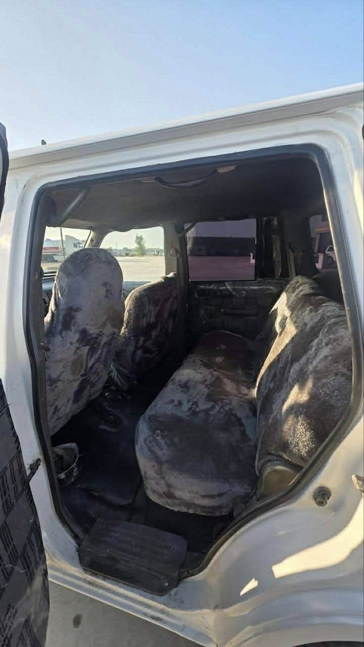 پاترۆڵ ٢٠٠١
کوێر
مزایدە
حیزام بۆیاخ 
شان و سەقف و دوو دەرگای دوای بۆیاخ نیە 
بەتانەی یەک لای تەقیە 
گێڕ و مەکینە وەشەرت 
دەعم و لێدراو و وەرگەڕان وەشەرت 
کتاب مزایدەی لەگەڵە
٦٠ و معامەلە
گۆڕینەوەش ئەكەم بەشاھینە 
***********
