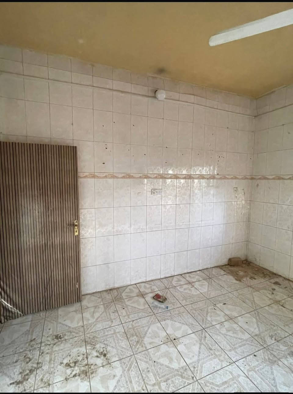 دار للايجار قريب من المستشفى التركي وشارع الطهمازيه مساحه ٢٠٠ يحتوي على غرفتين وهول واستقبال الضيوف ومطبخ وصحيات وحمام وطارمه السعر 350
***********
