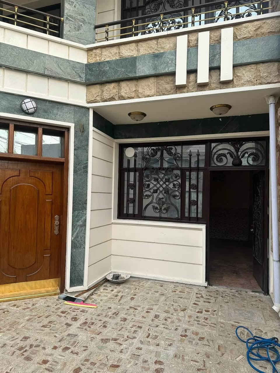 🏠دار حديث للبيع 

مساحة١٥٤متر 
واجهة ٧ نزال ٢٢ 

 📍في الشعب منطقه الكويتي
 واجهة حجر ومرمر ديكورات لكل لبيت 
يحتوي كراج وخدمات خارجيه واستقبال ومطبخ وصاله كبيره ومنور وغرفه نوم وحمام معزول وتواليت وترك وطابق الثاني ٣ غرف نوم وهول كبير وخدمات معزوله وبيتونه كبيره وسطحين  
:::::::::::::::::::::::::::::::::::::

مكتب ارض الخيرات 
***********
***********
