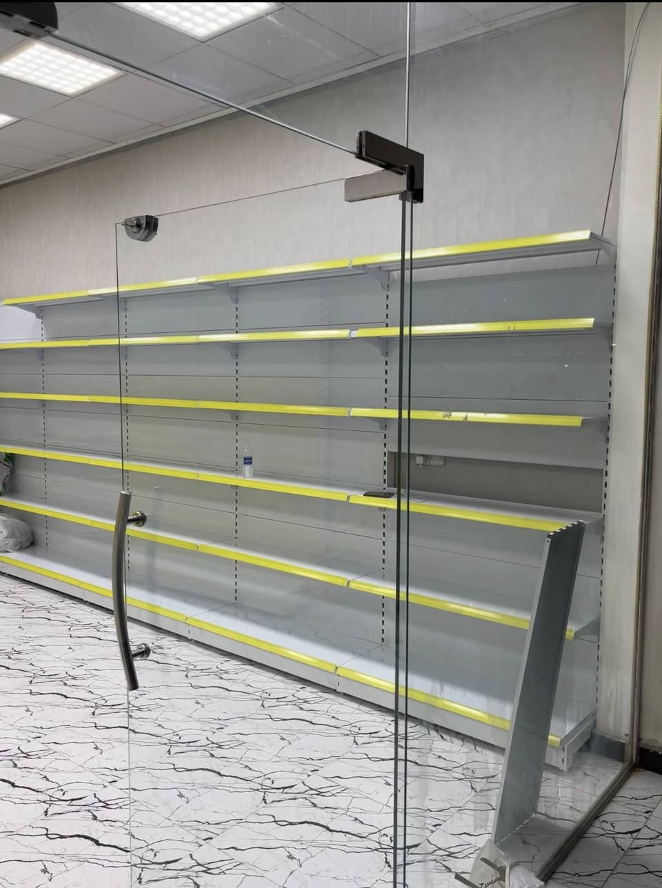 السلام عليكم رفوف استعمال قليل للبيع 
السعر 800 الف
للاستفسار ***********
الموقع بسماية
