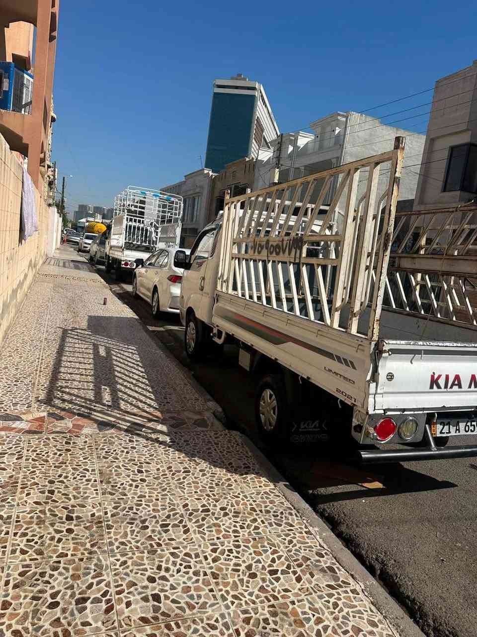 Kia bongo 3000 
2010
کیا بار مەکینە ٣٠٠٠ 
گێر و مەکینە بەشەرت 
تەنهە یەک بست سبوخە 
مەکینە بێ بوخار 
سەنەوی و رەقەم نوێیە بەناوی خۆمە
*********** أربيل, العراق
