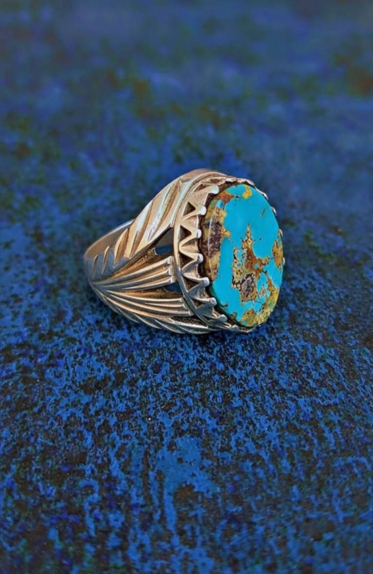 العنوان: جمال اللون التفاحي.. خاتم فيروزي ملكي صياغة يدوية فضة 925 💍🍏للتميز عنوان.. خاتم فيروزي بلون تفاحي (خضاري) مميز جداً، قطعة تملأ العين واليد.
​✅ الحجر: فيروزي تفاحي صافي بلمعة قوية ولون يفتح النفس.
✅ الصياغة: صياغة يدوية ثقيلة (شغل ديواني) ونقشات جانبية راقية.
✅ المعدن: فضة عيار 925 أصلية مختومة.
✅ الحالة: قطعة جديدة توب نظافة (أرقى من الصور بمرات).
​💰 السعر: 45 ألف دينار فقط.
​🚚 التوصيل: متوفر خدمة توصيل لكافة المحافظات 🇮🇶.
​للحجز أو الاستفسار، راسلني خاص أو اترك تعليق "تم" وسيتم الرد عليك فوراً.


**إذا كنت صاحب هذا الإعلان وتريد حذفه لأي سبب، رجاءا أرسل رسالة إلى الدعم الفني**