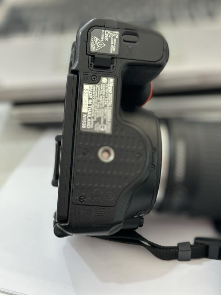 كامرة نيكون مامستخدم شي قليل للبيع النضافة فول وياه زوم عازل وزوم ثاني وجنطة مزودة بمانع صدمات. السعر ٥٥٠الف التواصل الاتصال ع الرقم ***********
