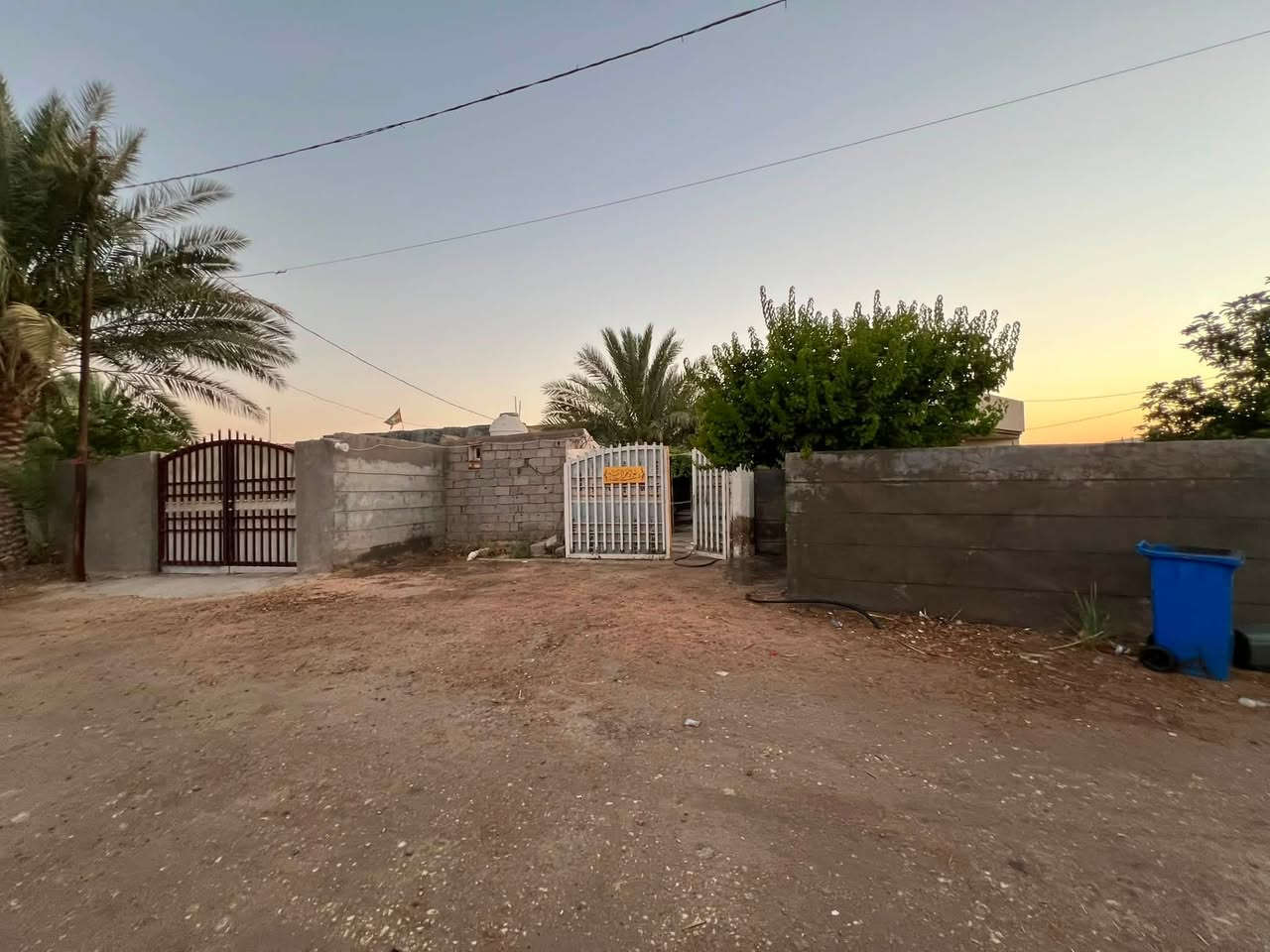 السلام عليكم 
بيت للبيع مساحته ٩٥٠ م سند ٢٥ تحويل مباشر   شارع حله بغداد قرية الفنديه اقرب نقطه داله البوابه  او معمل طابوق الجمهوري يتكون من غرفتين نوم+ حمام داخلي +هول +مطبخ+ استقبال+ امام المنزل حديقه كبيره + حديقه صغيره للزع على يمين  الحديقه الكبيره + مجمعات صحيه +خلف المنزل مشتمل يتكون من غرفه + مطبخ+ مجمعات صحيه + قطعة ارض امام المشتمل ١٧٠ م تقريبا للاستفسار *********** للبيع او مراوس
