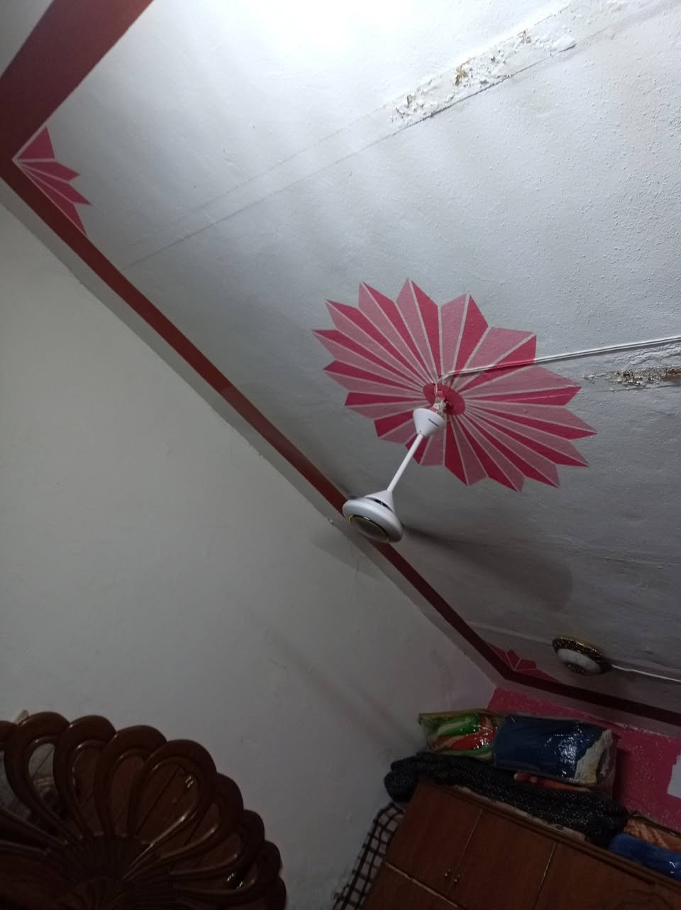 بيت للبيع شعله قطاع الثالث مساحته ١٦٠ يحتوي عل خمس غرف وصحيات ٣ للاستفسار ***********
