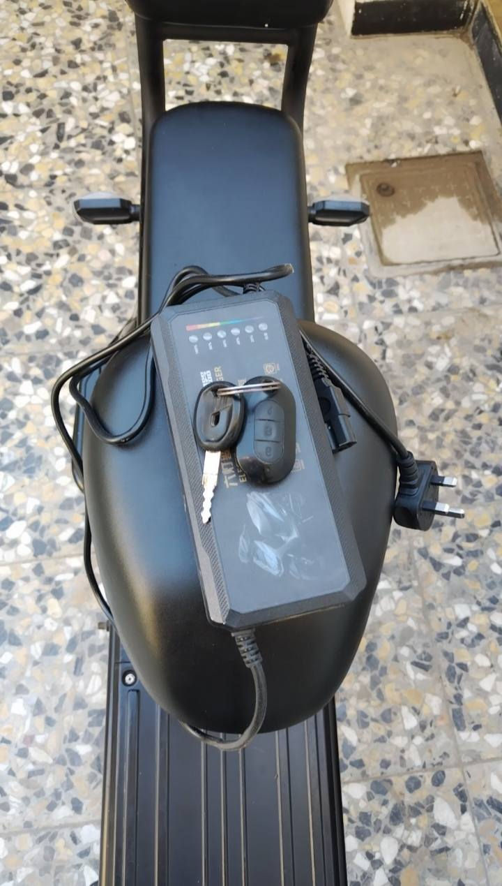 السلام عليكم دراجه شحن نضيفه وكامله كلشي شغال حجم 14 وياه شاحنه وبصمه وسويج 

السعر 250 الف 
العنوان بغداد الامين الثانيه 
***********
