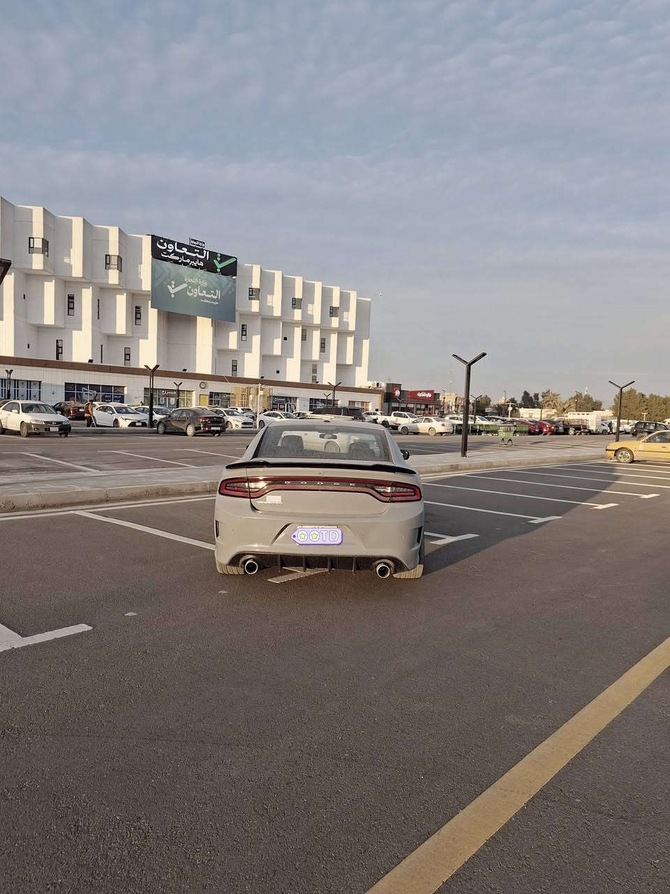 يالله يارزاق السلام عليكم سيارة نوع دوج جارجر لون سموك موديل 2021 فول مواصفات توويل مكينة 6 سلندر ماشية 96 الف رقم بغداد مميز وارد امريكي حادثه جاملغين وبنيد مكانه بغداد اخوان ممتواجد على الفيس  سعره  195 ورقة رقم الهاتف ***********
