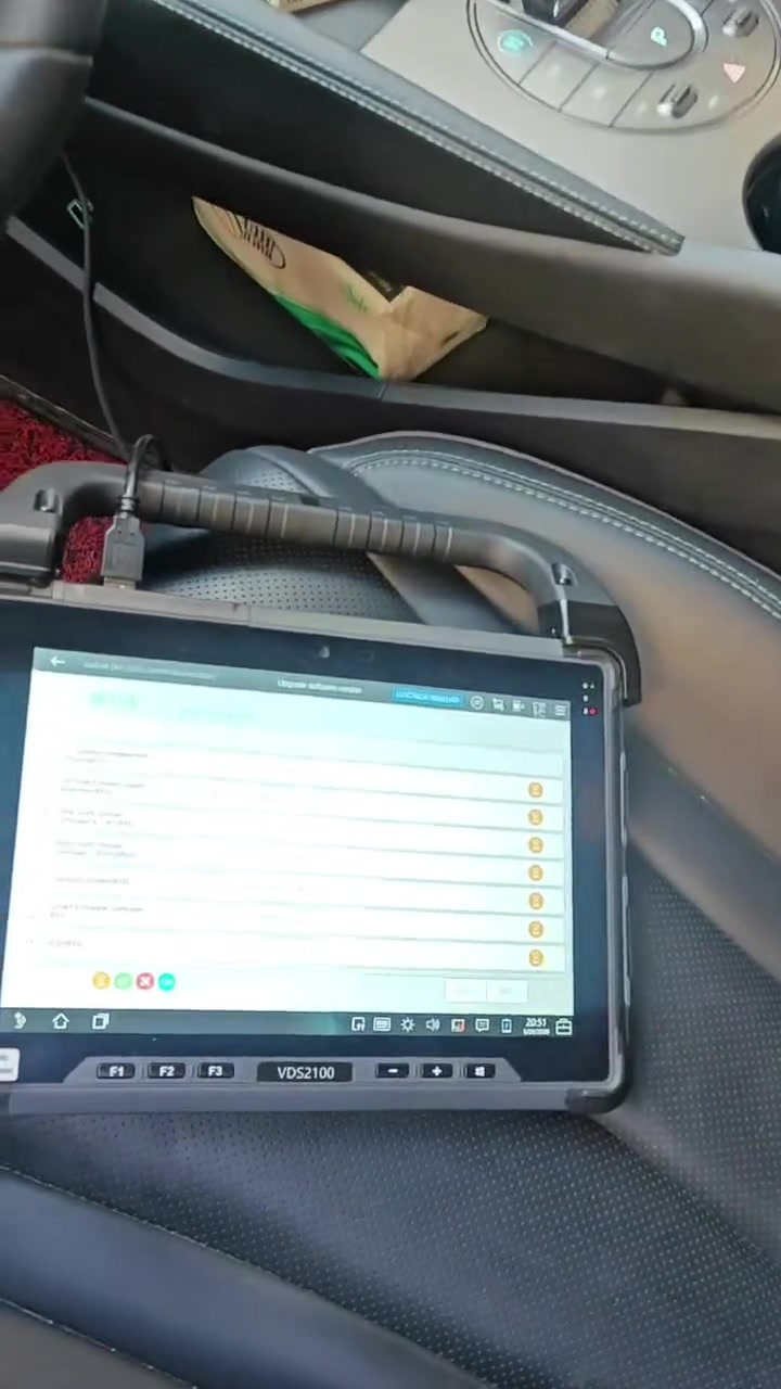 سيل 6 بعد تحديث العقول فرق حيل ...
مو كل تحديث يعتبر برمجة حقيقية 😏

هواي ناس تغيّر واجهة الشاشة ويكلك:
“سوينا فلاش كامل” 😂

بينما التحديث الحقيقي يبدأ من العقول نفسها 🔥

✅تحسين صرف البطارية والبانزين وكفائة التبريد الي مرات يفصل من يشتغل المحرك الكهربائي لثوان
✅ برمجة وحدات VCU
✅ تحديث أنظمة السيارة الأصلية
✅ معايرة الحساسات والرادارات
✅ حل مشاكل البرمجة والأخطاء
✅ مطابقة وتفعيل الوحدات الجديدة
✅ Dealer Level Functions

مو مجرد تغيير شكل أو إضافة ثيم 👌

التحديثات العادية:
❌ تغيّر واجهة فقط
❌ ما تدخل على أنظمة السيارة الحقيقية
❌ ما تعالج مشاكل السوفتوير العميقة

أما VDS2100:
هذا شغل مستوى وكالات ⚡

***********
#تحديث_سيارات #سيارات #Byd #متابعة #اكسبلور #متابعة #بغداد
