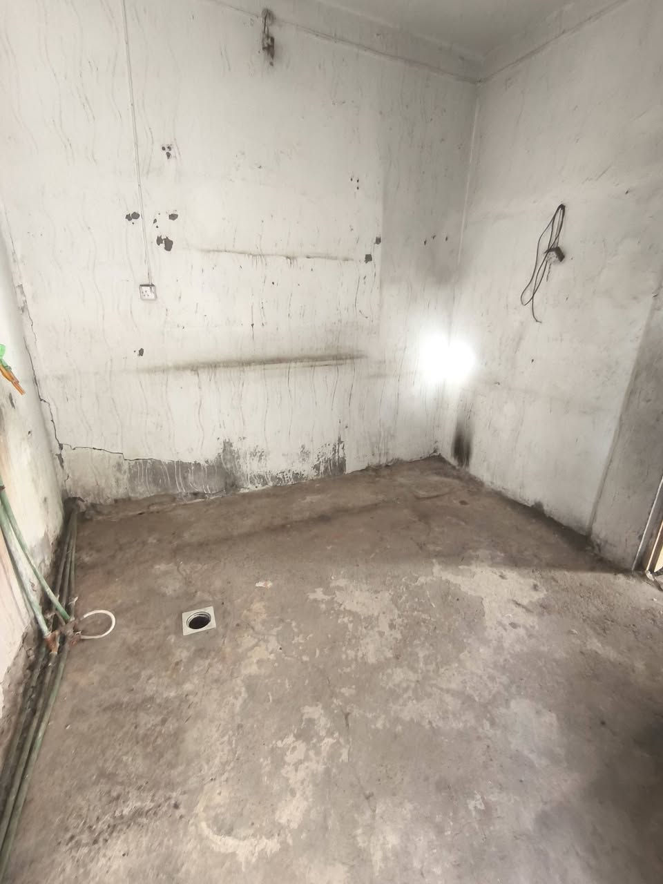 بيت للايجار 70متر حي الوفاء قرب محطّة الوقود طابق 
واحد يتكون من غرفتين وصاله ومطبخ وصحيات ايجاره 225الف 
للاستفسار ***********
