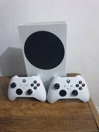اكس بوكس سيريس اس • نضيف • يدتين أصليتين","ملحقات كاملة","يشغل GTA6","...