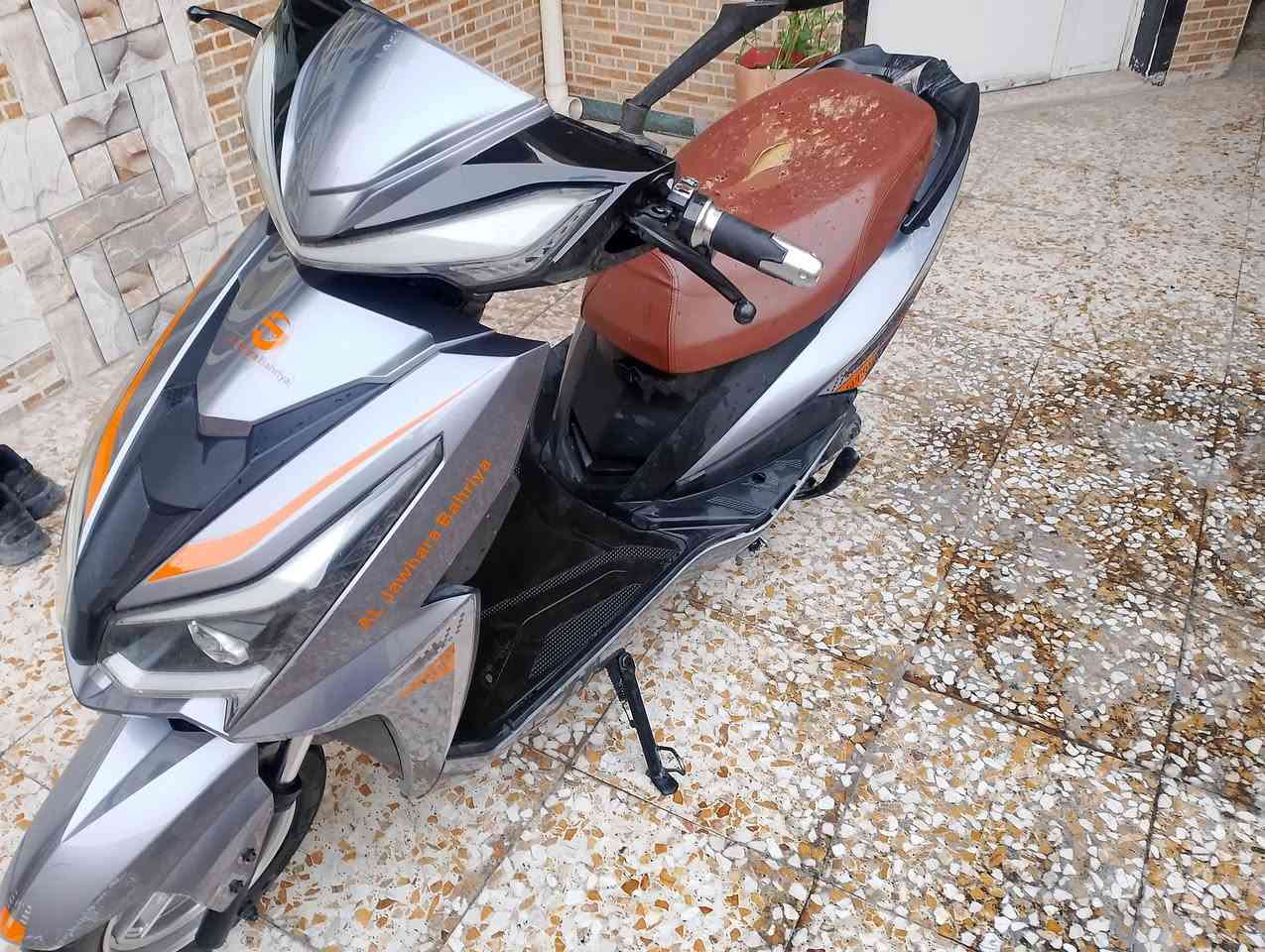 السلام عليكم سكنس شحن
ملف 1500 
6بطاريات صارلهن تقريباً 3اشهر من بدلتهن
شغاله بالكامل مابيه اي نقص 
بيه نضام R و أم بي ثري 
دراجة نضيفه مابيه اي شي مبدل غير بطارية لان هنه ستهلاكيات  
سعر 650 وبيه مجال 
عنوان بغداد /بلديات /رقم الهاتف/*********** 
موجود وتساب وماسنجر او تتصل
