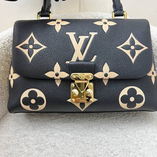 Louis Vuitton
Bicolor Monogram Giant Empreinte Madeleine BB الحجم الوسط ✨💯
السعر ١٠٠


**إذا كنت صاحب هذا الإعلان وتريد حذفه لأي سبب، رجاءا أرسل رسالة إلى الدعم الفني**