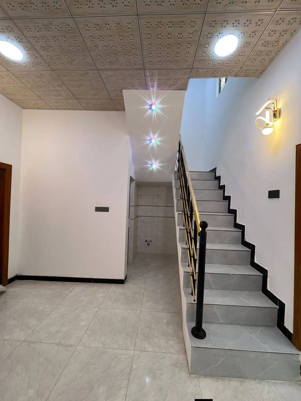 دار سكن للبيع 🏠

تستلم دارك عند المكاتبة مفتاح 🔑

تصميم مميز ملكي ( أكيد أجمل من التصوير )

#المساحة :: 120م 

الدار يقرب من السايدين الداخل 300م

#العنوان :: إبي الخصيب - الصنكر - قرب مازن سنتر .

#يحتوي :: كراج . استقبال . مطبخ . صحيات خارجية .

صالة . درج . صحيات داخلية . غرفتين منام . مناور .
…………….
ملك صرف زراعي عراقي نموذج 25
…………….
#السعر_المطلوب    75  مليون قابل للتفاوض .
…………….…………
#للأستفسار  ***********   مع وتساب
