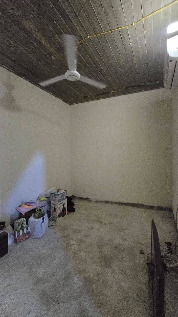 بيت وقف سني بسجل ويتحول المساح البيت ١٠٠متر يحتوي على قرفتين وصاله ومطبخ ستقبال وحمام ومدخل حمام خرجي كهربائيّ ماء السعر ٣٥مليون وبي مجال فارغ سكن تصال ***********
