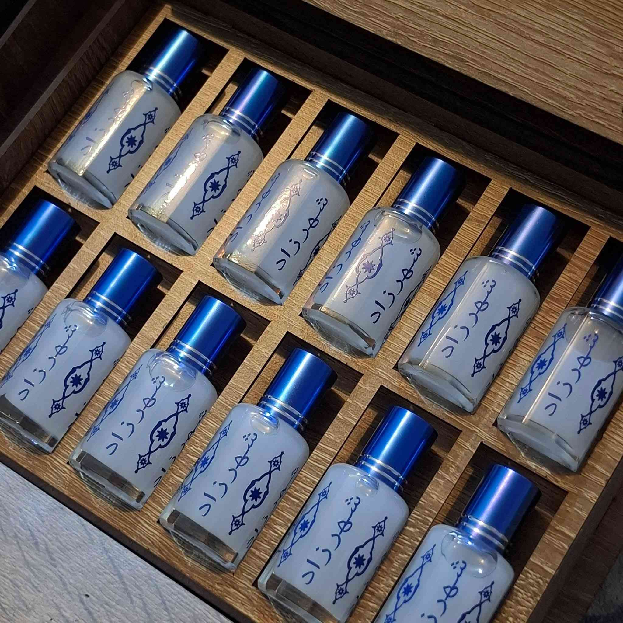 #مسك_شهرزاد_الخاص_الاصلي
مسك الطهارة الأبيض 
مسك الغزال الاسود 

مسك الطهارة (خاصة الأبيض) هو عطر طبيعي مركز يستخدم للنظافة الشخصية، يمنح الجسم رائحة منعشة تدوم طويلاً، ويعمل كمطهر طبيعي بفضل خصائصه المضادة للبكتيريا والفطريات. يُساعد في التخلص من الروائح غير المرغوبة، آمن للاستخدام على المناطق الحساسة والجسم، ويُعزز الثقة والانتعاش بعد الاستحمام، كما يُستخدم كمعطر للملابس. 
 
أبرز فوائد مسك الطهارة:
تعطير الجسم والمناطق الحساسة: يضفي رائحة نقية، هادئة، ونظيفة تدوم طوال اليوم.

التطهير والتعقيم: يساعد في القضاء على البكتيريا والفطريات، مما يقلل من الإفرازات المهبلية المزعجة والالتهابات.
مزيل عرق طبيعي: يمنع روائح التعرق الكريهة عند استخدامه بعد الاستحمام.
الاسترخاء: تساعد رائحته في تهدئة الأعصاب وتخفيف التوتر

.
آمن للاستخدام: يمكن استخدامه بشكل يومي على البشرة، خاصة على أماكن النبض (خلف الأذن، المعصم). 
 
طريقة الاستخدام الصحيحة:
يُفضل وضعه بعد الاستحمام بماء دافئ مباشرة، حيث تكون مسام الجلد مفتوحة، مما يضمن بقاء الرائحة لفترة أطول. يتم وضع قطرات بسيطة منه على قطعة قطن مبللة لمسح المناطق الحساسة (الخارجية فقط). 
،&&&&&&

يعد مسك الطهارة الأسود (المعروف بمسك الغزال) مطهراً طبيعياً قوياً، يُستخدم لتعزيز النظافة الشخصية للمناطق الحساسة، قتل البكتيريا والفطريات، التخلص من الروائح الكريهة، 

وتخفيف الحكة والتهيج. كما يساهم في الوقاية من التهابات الرحم، تعزيز الخصوبة، ويوفر رائحة عطرية ثابتة تدوم طويلاً، مما يعزز الشعور بالانتعاش والثقة. 
 
أبرز فوائد مسك الطهارة الأسود:
تطهير وتعقيم المناطق الحساسة: يساهم بفاعلية في القضاء على البكتيريا والفطريات التي تتكاثر في البيئة الحساسة

، مما يمنع الالتهابات والإفرازات المهبلية المزعجة.
علاج الروائح الكريهة: يزيل الروائح غير المرغوب فيها، خاصة بعد الدورة الشهرية والنفاس،

 ويمنح نظافة فائقة.
تخفيف الحكة والتهيج: يعمل كمهدئ طبيعي للبشرة في المناطق الحساسة، ويخفف من الحكة الناتجة عن الالتهابات.
دعم صحة الرحم والخصوبة: يُعتقد أن له دوراً في دعم الوسط المهبلي، مما قد يساعد في زيادة فرص الحمل،

 كما يُستخدم كعامل وقائي لتقليل نمو الخلايا غير الطبيعية في الرحم.
تعطير الجسم: يتميز برائحة قوية وفاخرة تدوم طويلاً على الجسم والملابس. 
 
طريقة الاستخدام الآمنة:
يوصى بوضع قطرات قليلة جداً من المسك على منديل قطني مبلل بماء دافئ، ومسح المنطقة الحساسة من الخارج فقط، لتجنب حدوث أي حساسية داخلية.
@إشارة


**إذا كنت صاحب هذا الإعلان وتريد حذفه لأي سبب، رجاءا أرسل رسالة إلى الدعم الفني**