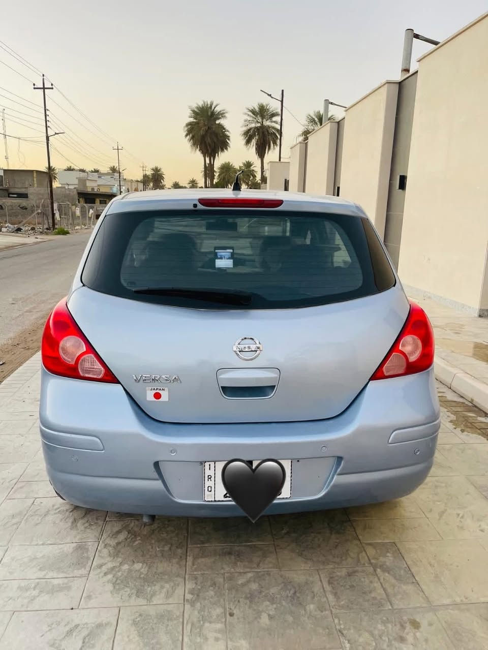 السلام عليكم
نيسان فيرسا 
2009
رقم بغداد انكليزي جديد باسمي 
مكينه 2000
كير مكينه مكفولات
مصبوغه احزام للجماليه  
تبريد ثلج + تدفئه 
صدر امامي خلفي جديد 
شاشه اندرويد 
 ويلكب + تخم تاير جديد 
 حساسات خلفيه 
العنوان بغداد الدوره 
السعر 75 بيه مجال 
***********
