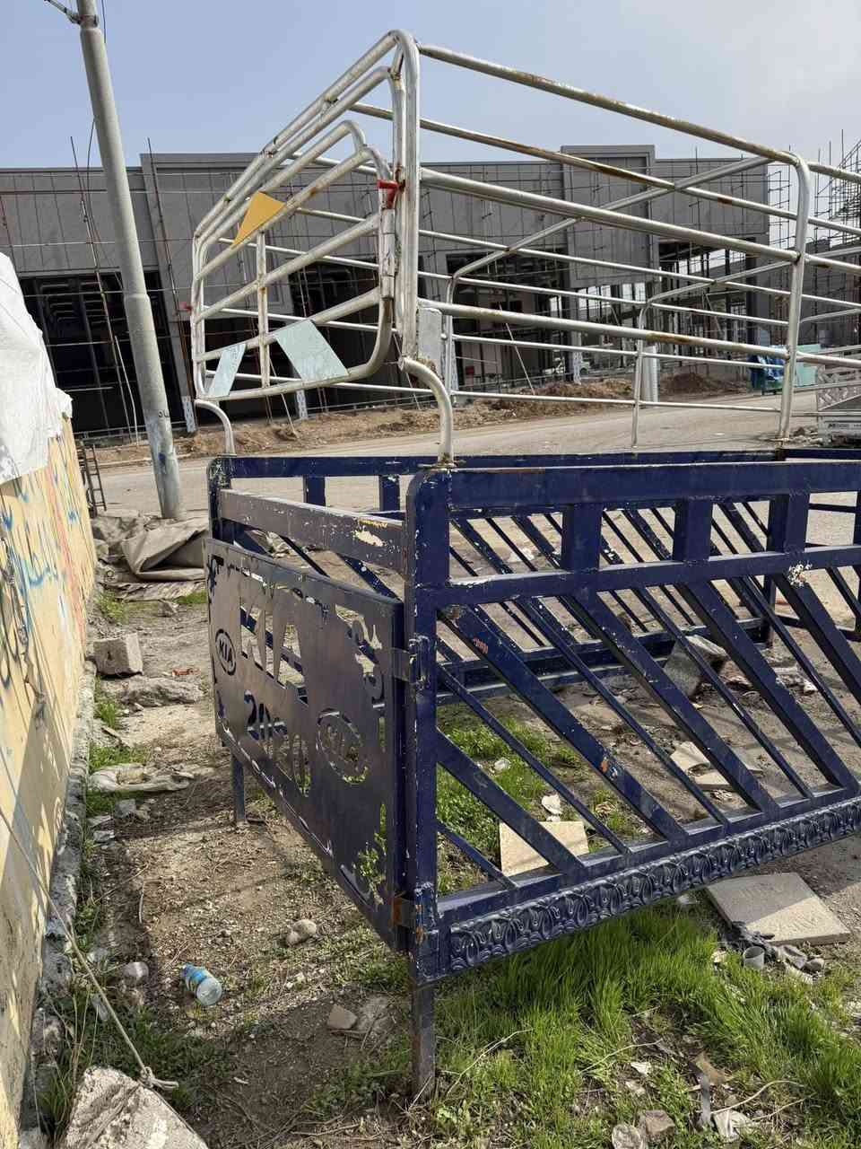 ئەم چەمچە و کەپرەی کیا 4000 بۆ فرۆشتن 
کەپرەکە ٧٠ سانتیم بەرزە سعری ٤٠٠ هەزار 
شوێن هەولێر 
***********
