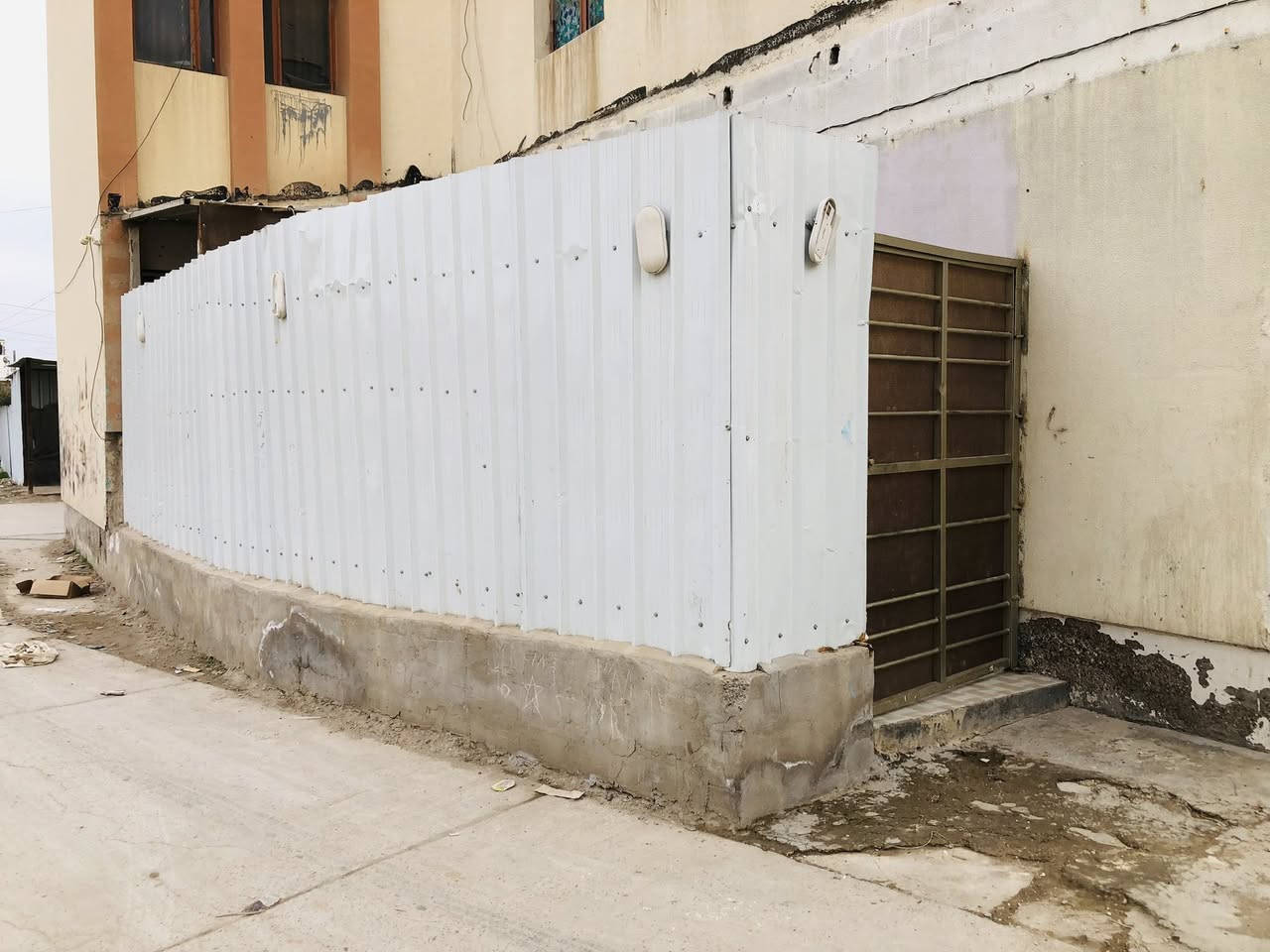 السلام عليكم اخوان شقه للبيع في مجمع القادسيه بجانب الشارع العام مقابل مدرسه عمر المختار تحتوي على ثلاث غرف و استقبال و مطبخ بارد + حار و حمام و تواليت داخلي و تواليت خارجي و تحتوي ايضاً على حديقه مساحتها ١٥٠ متر مربع الشقه نظيفه جداً و اعمار جديد و بقيه التفاصيل موجوده في المقطع 
*********** للاستفسار الاتصال ع هذا الرقم او مراسله الصفحه
