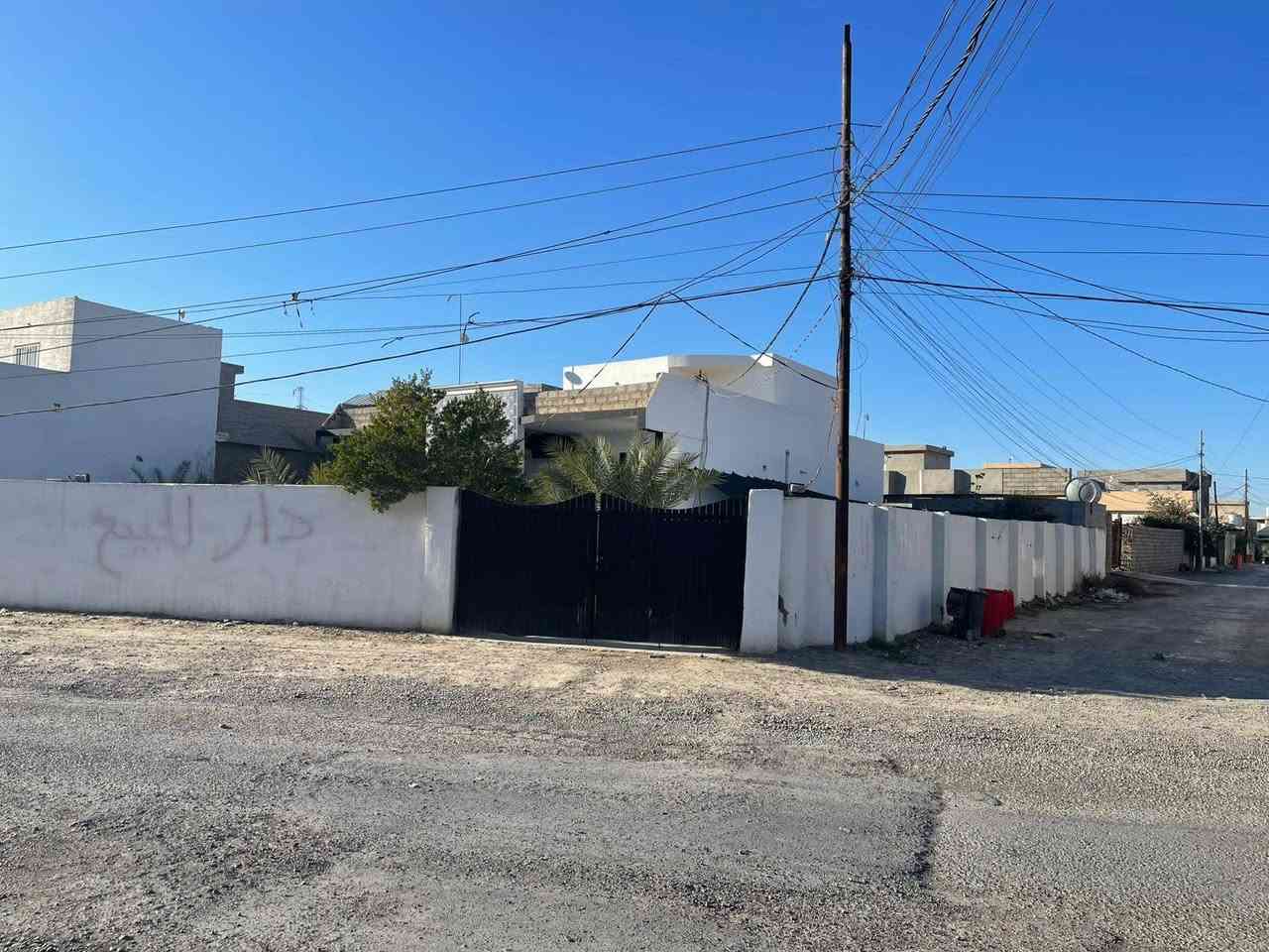 بيت بقضاء العلم للبيع منطقة روتانا مساحه واسعه مع طاقه شمسيه 16 امبير ضمان 15 سنه بيت متكامل السعر 95 مليون
***********
