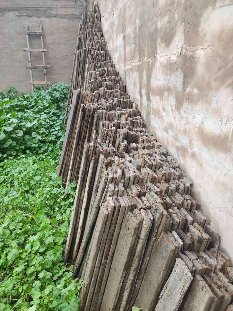 خشب للبيع مال200 متر سعر 5ونص وبي مجال ***********
