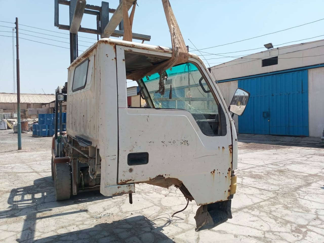 سلام عليكم للبيع قمارة كنتر كصيف بلادية بدون صبغ دعامية موجودة جديدة شباك جملغات فقط بيها خياس سعر ٥٠٠ مكان بغداد ***********
