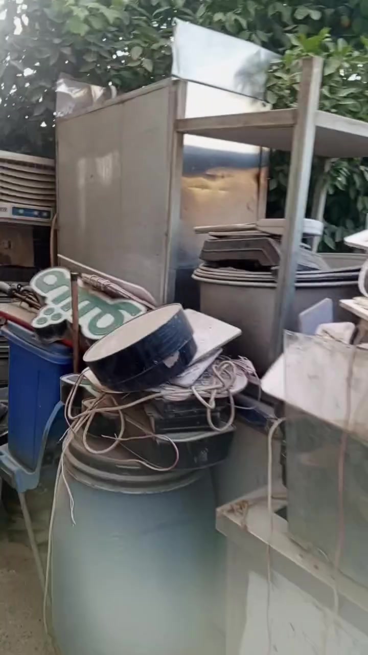 -ميز براد بابين
2-شوايه دجاج كبيره عدد 1ثمانيه شيش وثانيه 6شيش
3-مجمده
4-بانيوه سل ستيل طوله مترين 
5-ميز سل ستيل طوله مترين 
6-ميز ستيل طوله ١٢٠ 
7-كناره لحم سل ستيل طوله مترين
8-حمايه اربع بلانك سل ستيل 
9-تختى  بلاستك ميزه سل ستير وتختات 4
10- جداري ونواعم  ***********
