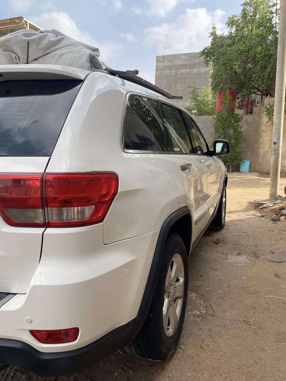 السلام عليكم جيب لاريدو 2012خليجي بيها باب بنيد وجاملغ الايمن وباب صبق فقط وشوي ملاحضات بسيطه سنوية منتهيه رقم دولي جديد 
مكان البصرة السعر 148 السيارة تحفه والله ونضيفه 
وانا اكلفها بكلشي
رقم الهاتف ***********
