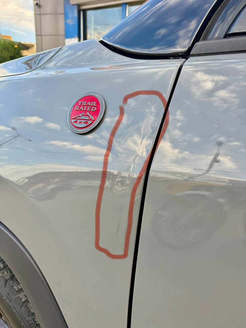 جيب كومباس تريل هوك 2023
رقم اربيل جديد 
سيارة بيها فقط بونيد صبغ كما موضع بصور التفاصيل 
و رضعة خفيف بشانصي
سعر 165 ورقة وبيها مجال 
عنوان كركوك 
***********
