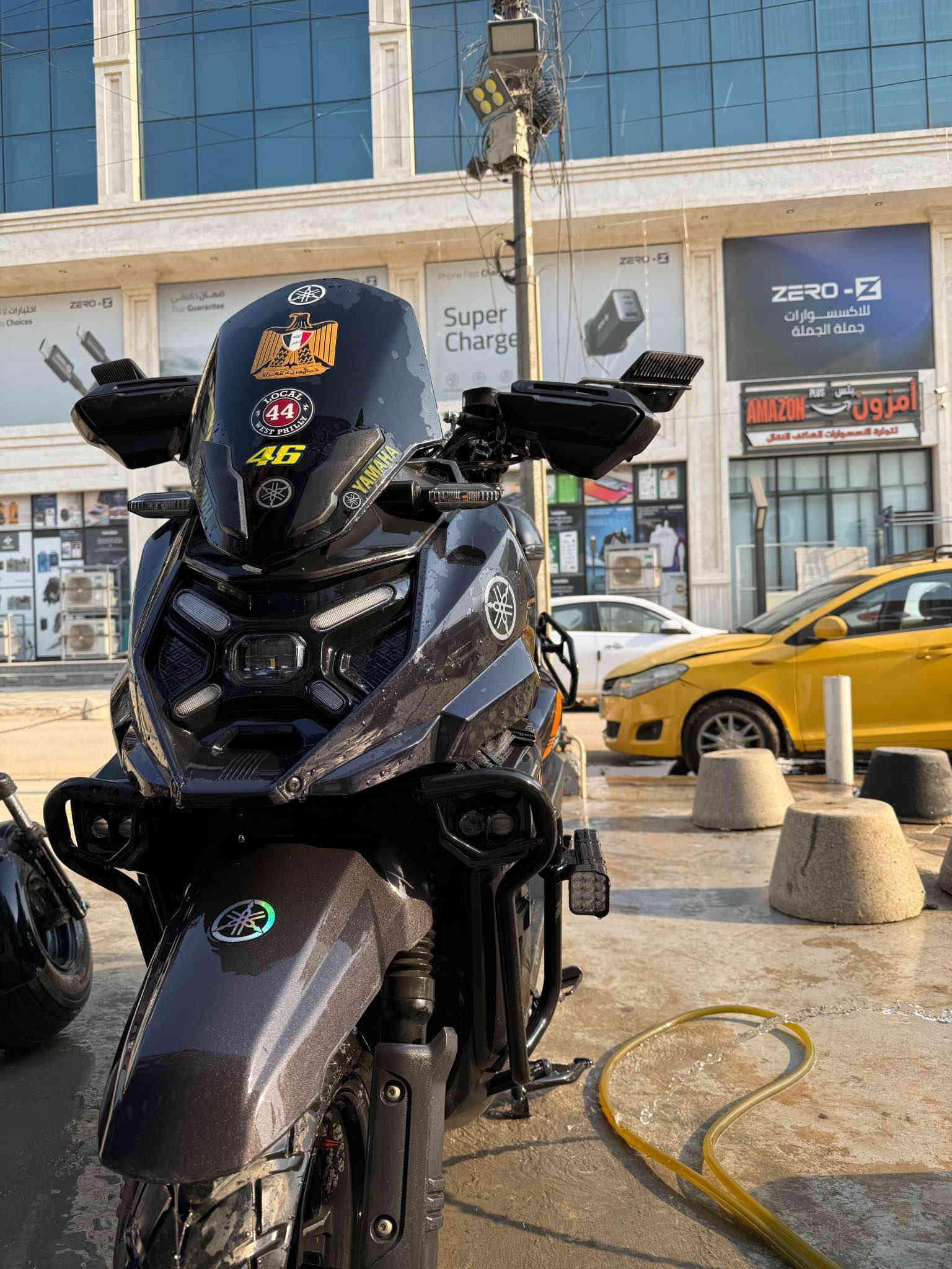 السلام عليكم 
دراجة اباتشي ادفنجر وجه BMW لون متغير مميز استيراد حسن وحسين يعني مو التجاري سعرها 2.350.000 مليونين و350 الف 
الدراجه 7 باتري 38 امبير يعني 96 فولت 
نضام البريك APS مانع انزلاق ودسكات والدبلات غاز حقيقي 
ملف الدراجه 3000W واط حقيقي 
سرعة 110km بلساعه  
المسافة المقطوعه من 75 الى 90 كيلو متر بلشحنة الوحدة 
الدراجه مزودة بلكامل على حسابي من غير فلوس الدراجه 
لايتات زنون عالي وناصي بريك رياضي ستيرن رياضي 
سماعة بلوتوث 
ميزة الباركنگ قفل جوزة وستاند حساس كهربائي 
الوصل موجود ورايدها ب2 مليون 
والي مايعرف بيهن لايعلق احسن 
مكاني بغداد *********** بغداد
