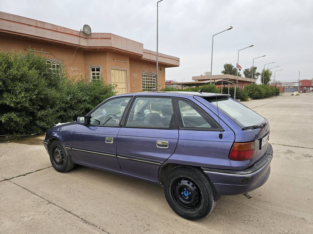 سلام علیکم
استرا 1992 عادی
محرک 16
بطاقە بنزین بیها
صبغ عام جمالیە 

***********
*********** كركوك, العراق
