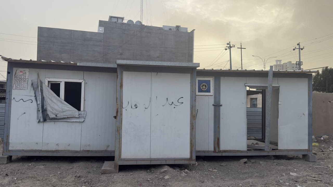 السلام عليكم 
كرفنات للبيع عدد ثنين نفس القياسات الموقع الرمادي للاستفسار الاتصال بلرقم ***********
