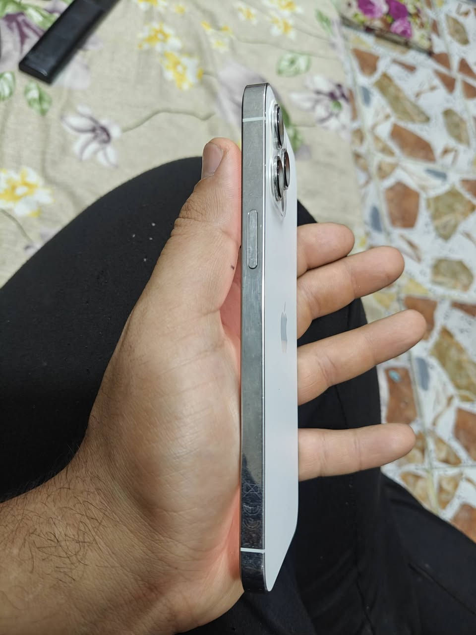 السلام عليكم 
ايفون ١٢ برو ماكس شرق اوسط ٢٥٦
نموذج M.  ماستر AAA
الجهاز عليه شاشه تفصيخ شرط الفحص 
وبطاريه اصليه عالفحص ومن البيت تاخذه
كلشي شغال بس 
السعر ٣٧٥ قفل من الاخير ماكو هيج نضافه بهيج سعر 
مكاني الشعب شارع عدن***********
