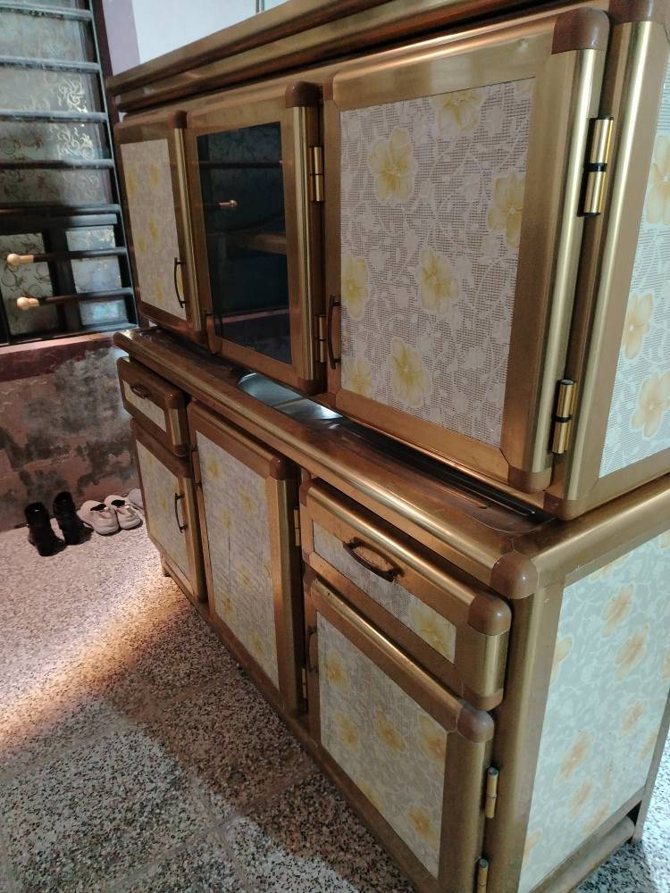 كاونتر للبيع تركي لو ذهبي نضيف مكانه نجف حي ميسان مقابيل العسكري *********** بيه وتساب النجف, العراق
