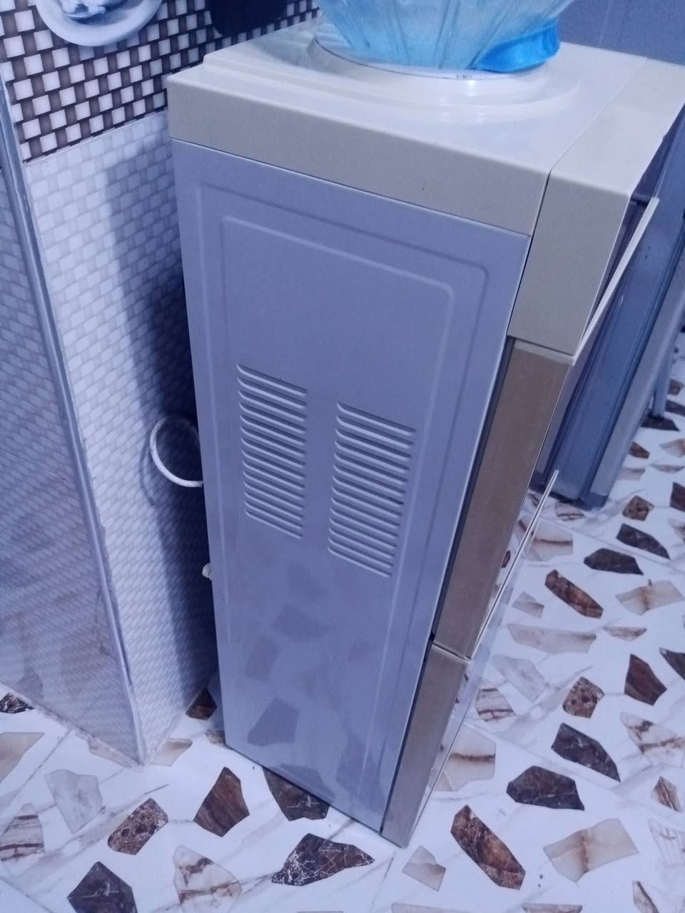 سلام عليكم براد البيع  نضيف ميه بل ميه كل عيب مابيه شرط الشقل ول سعر 65 ول مكان كركوك حي العسكري شركت طارق وتواصل والستفسار على هاذه الرقم خاص ماكو ***********
