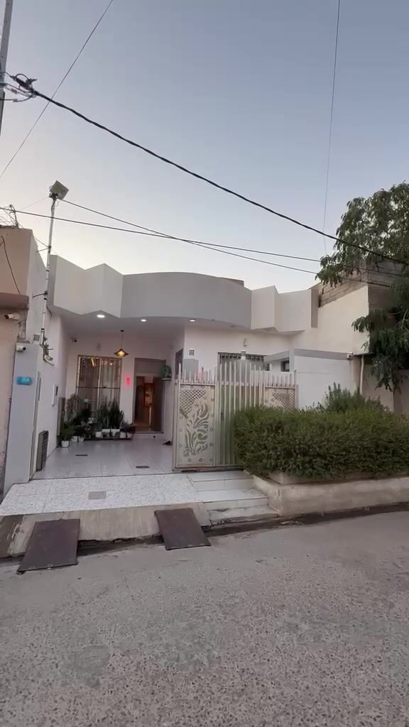اعلان رقم 383
                  دار للبيع  ١٥٠ متر  
                  طابو ملك صرف 
        فول كاشي و سقف مغربي  نظام تبريد دكت
                بناية حديثة  موقع مميز 
      ⬅️ دار مع سيت كوانتر مطبخ و طقم قنفات ملكية و سبلت 
- استقبال 
-  غرفتين نوم 
-  هول مفتوح و مطبخ بارد
- مطبخ حار
- صحيات شرقي و غربي
- درج داخلي 
- بيتونه
- كراج سيارة 

📍عنوان الدار 🏡
كركوك - حي الحرية قريب سايدين سوق الحرية بين جامعي سيد المرسلين و أمام الشافعي

☎️ للإستفسار يرجى الاتصال 
بالأرقام الموبايلات الواردة أدناه
📲   ***********
📲.  *********** 
📍او زوروا مكتبنا مكتب حاجي يادكار للعقار 
في حي القادسية الأولى مقابل محطة الكهرباء
