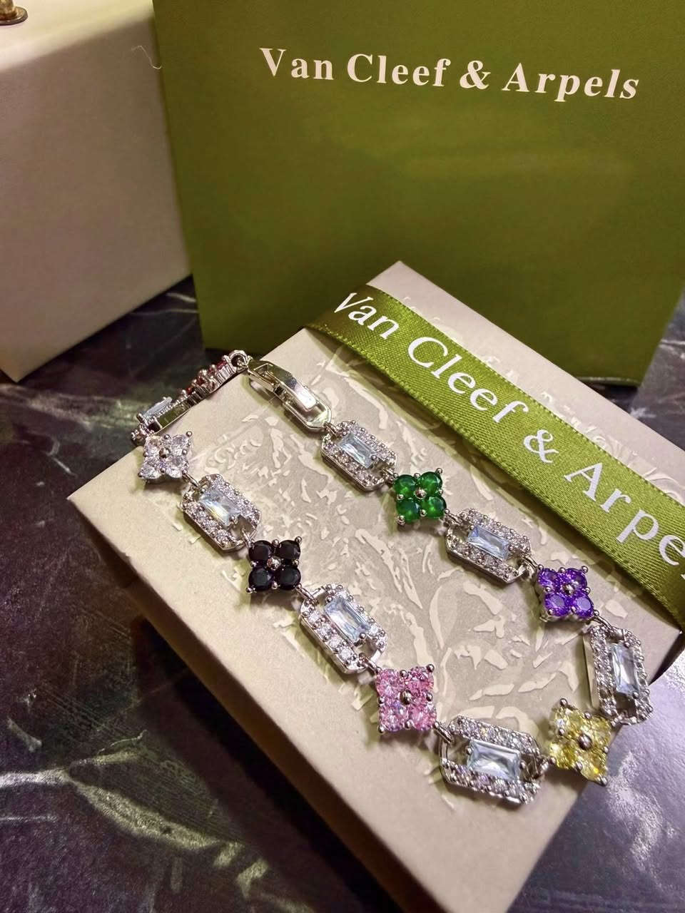 سوار براند vancleef ماركة امزون وياه العلبة والعلاكة بالواقع حجر ماله احلى    (يوجد توصيل كافة محافظات العراق)


**إذا كنت صاحب هذا الإعلان وتريد حذفه لأي سبب، رجاءا أرسل رسالة إلى الدعم الفني**