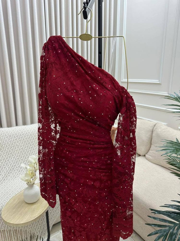 *سحر الغموض والاناقه*🌸🔥

استعدي لتكوني نجمه الامسية بإطلاله تحبس الأنفاس 😌  هذا الفستان ليسَ مجرد قطعه ملابس بل هو تجسيد للفخامة التي تجمع بين كلاسيكيه الاناقه وعصريه التصميم🌸

دانتيل دق الماس اجنبي مكفووول مبطن جورسيه ليكرا 🔥

 Color's 🎨
*خمري..بني..اسود...ابيض*

القياسات *s.m.l.xl*

من قياس ٣٨ حتى ٤٦ 

السعر 

 شحن وتوصيل بعد


**إذا كنت صاحب هذا الإعلان وتريد حذفه لأي سبب، رجاءا أرسل رسالة إلى الدعم الفني**