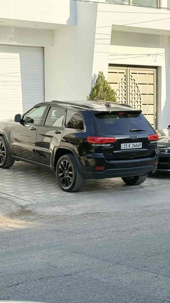 السلام عليكم جيب 2017 مواصفات عادية رقم سليمانية باسمي تحويل ثاني يوم السيارة جديدة كلش مكينة گير كفالة يعني ابد مامفتوحات بدون حادثها قطعتين جاملغين فقط شوية من الباب بدون ايرباك بدون بنيد بدون شواصي ولغود السيارة تخبل بالخير ع الياخذها مكانها بغداد *********** سعرها ٢٠٠ وبيها مجال كلش بسيط
