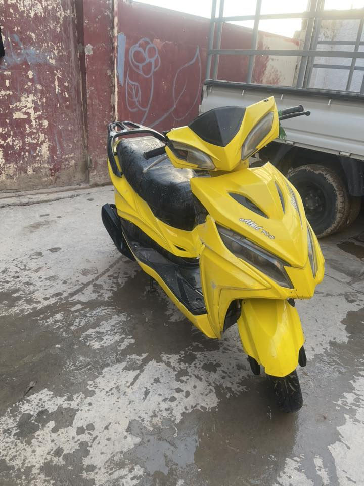 السلام عليكم عندي دراجه جامبو ماكس  صيني ومكينه ياباني كلشي شغال عده الكهربائيات بس يرادله ترتيب الله شاهد شغاله من سلف وهندر هاي كدامك شوفه 
*********** السعر 375 بيه مجال شرط عل فحص
