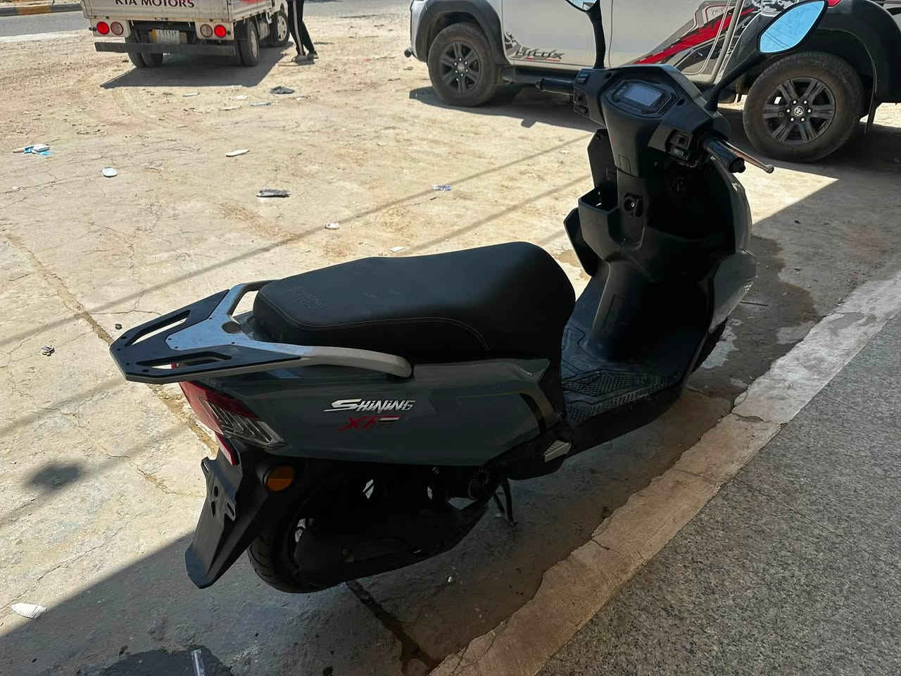 سلامً عليكم دراجه للبيع اسمها شايننك جديده بيها فقط الكفر الامامي طاك  سعرها بلسوك مليون و650 الف الله شاهد 
اني رايدها مليون وميه وبيها مجال ***********
